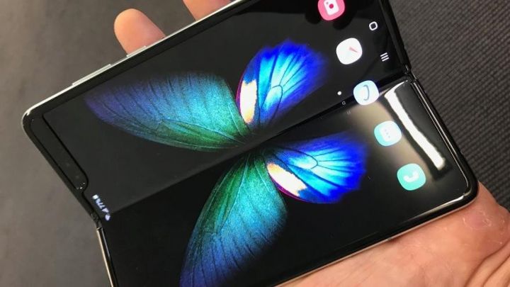 Samsung ekranı qatlanan telefonunu satışa çıxardı - QİYMƏTİ