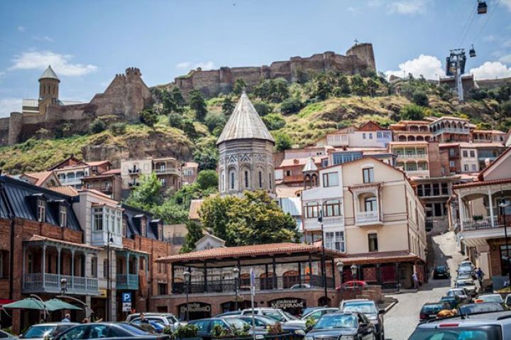 Gürcüstanın turizm gəlirləri 1,8 milyard dollar azalıb