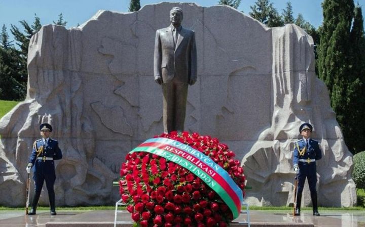 Prezident İlham Əliyev ümummilli lider Heydər Əliyevin məzarını ziyarət edib