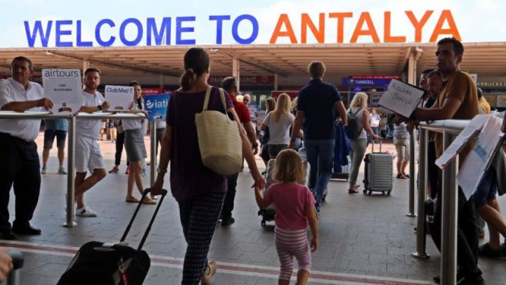Antaliyaya turist axını 4 dəfədən çox azalıb