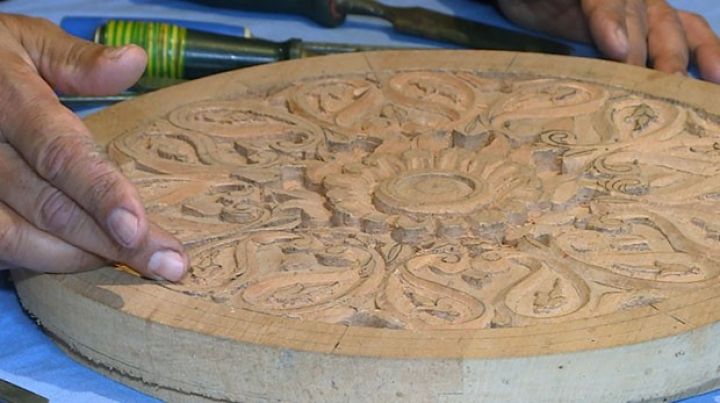 Taxta üzərində əsərlər işləyir, 200-250 manata satır