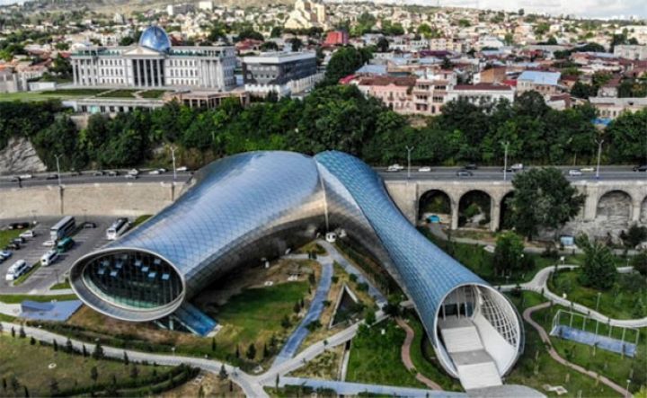 Tbilisidə məşhur bina satışa çıxarılır