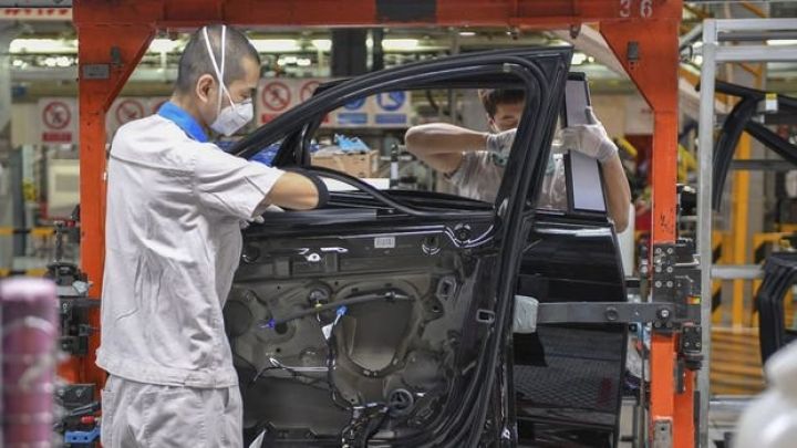 Çinin avtomobil satışları 80% azalıb