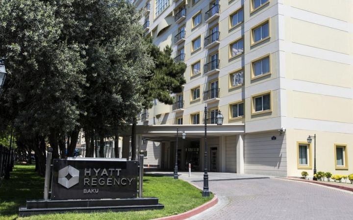 Məhkəmə “Hyatt Regency Baku” hotelinin rəhbəri ilə bağlı qərar çıxardı