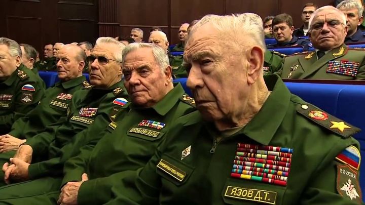Putin general və marşalların 70 yaşa qədər vəzifə tutmasına icazə verdi