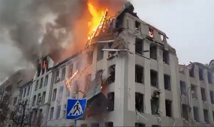 Ruslar Xarkov Vilayət Polis İdarəsinin binasına zərbələr endirdi - VİDEO