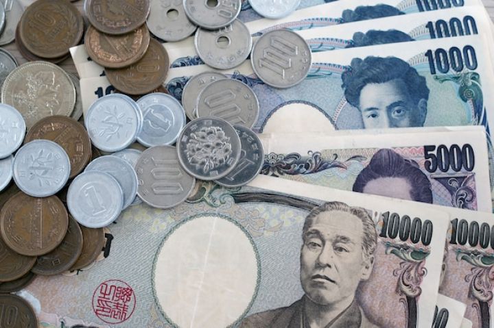 Yen dollar qarşısında sürətlə ucuzlaşır - HÖKUMƏT TƏŞVİŞƏ DÜŞÜB