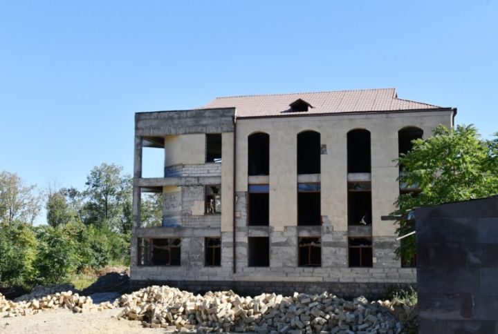 Şuşa mənzil-kommunal və təmir xidmətinin inzibati binası bərpa olunur