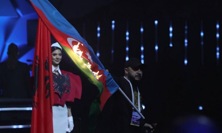Ermənistanda Avropa Çempionatının açılışında Azərbaycan bayrağı yandırılıb