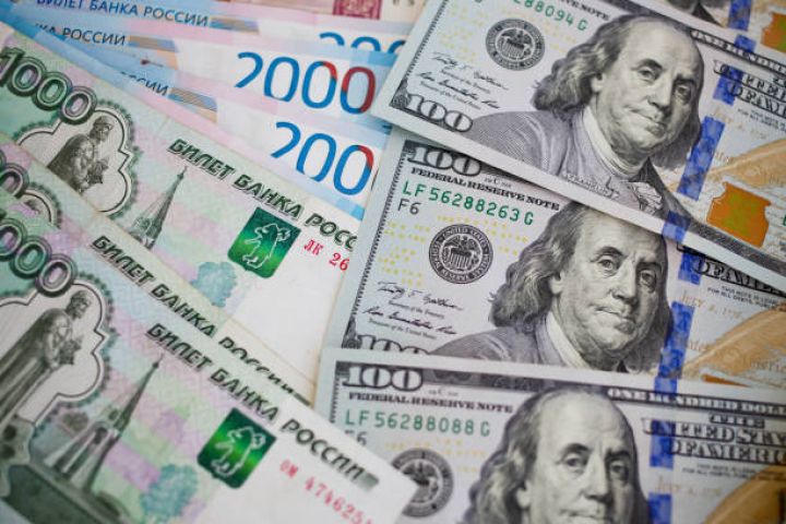 Moskva birjasında hərracların açılışında dolların məzənnəsi daha da düşüb