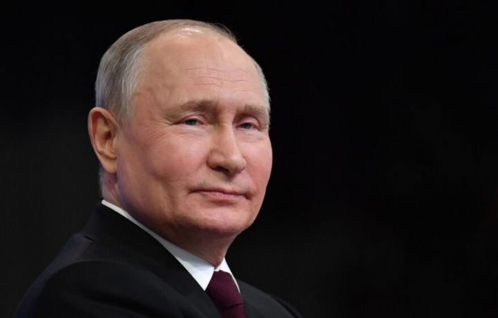 Putinin 1990-cı illərdəki vizit kartı hərracda 2 milyon rubla satılıb