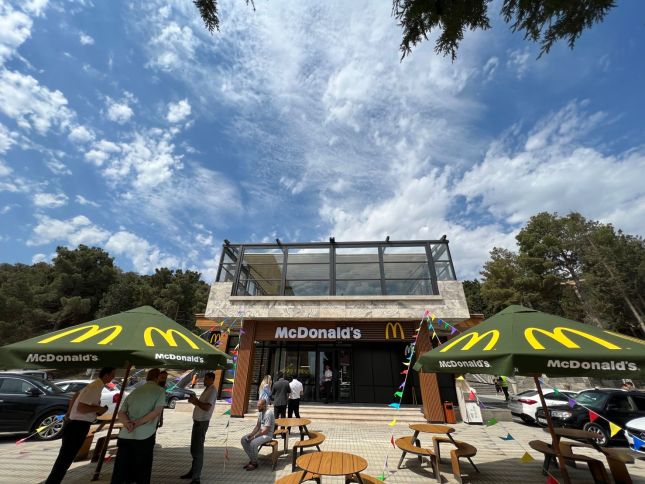 Azərbaycanda dəniz kənarında "McDonald's" restoranı istifadəyə verildi
