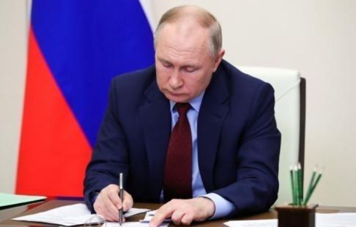 Putin minimum əmək haqqını artırdı