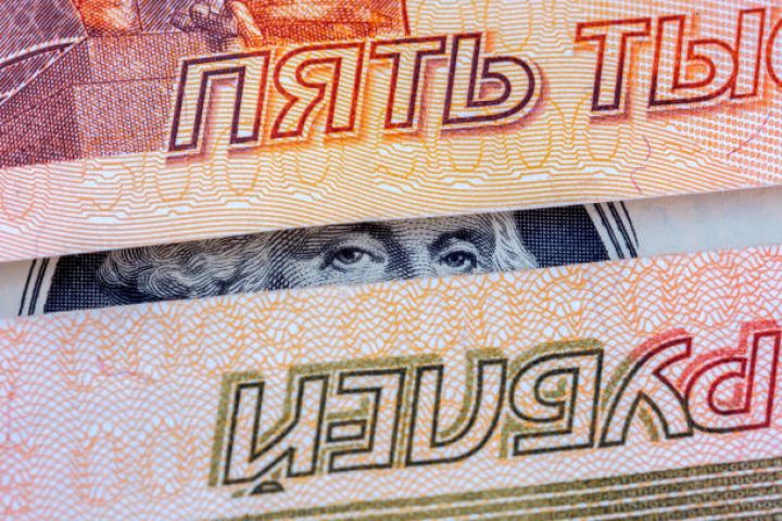 Dollar yenidən 100 rubldan yuxarı qalxdı: Bundan sonra necə ola bilər?