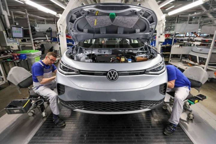 Volkswagen, fermerlərin etirazlarına görə zavodunda istehsalı dayandırdı