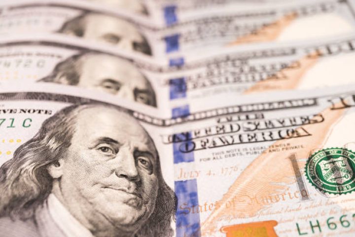 Əhali banklara daha çox valyuta satıb -  "Təklif 70 milyon dollar, tələb 54 milyon dollar olmuşdur"