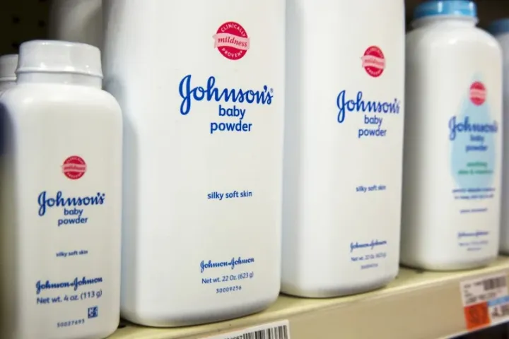 Məşhur pudra qalmaqalı: 76 min xərçəng iddiası – Johnson & Johnson böyük ödənişə razılaşdı