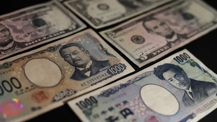 Yen dollar qarşısında 161 səviyyəsini keçib: 40 ilin minimumuna yaxınlaşan məzənnə müdaxilə gözləntilərini artırıb
