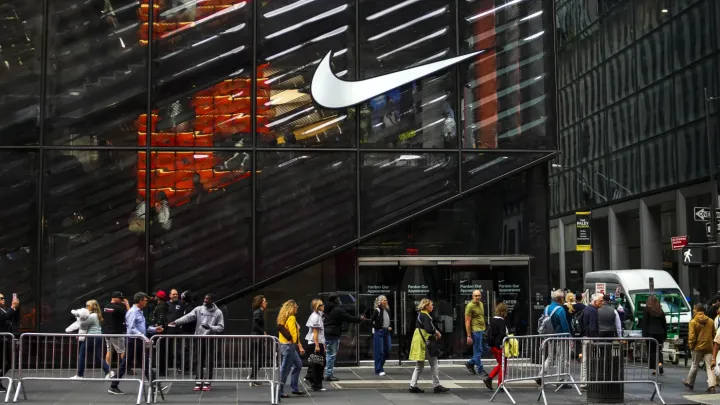 Nike-da vəziyyət ağırlaşır – səhmlər 40%-dən çox çöküb, yeni ixtisarlar gəlir