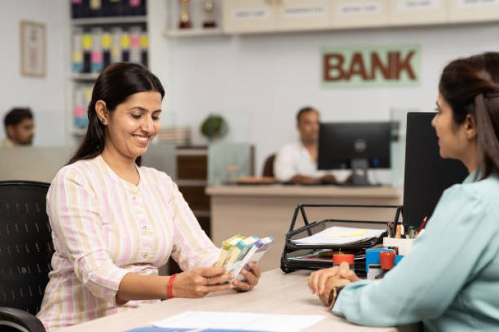 Bank və sığorta sektorunda kişilərin maaşı qadınlardan 1421 manat çoxdur