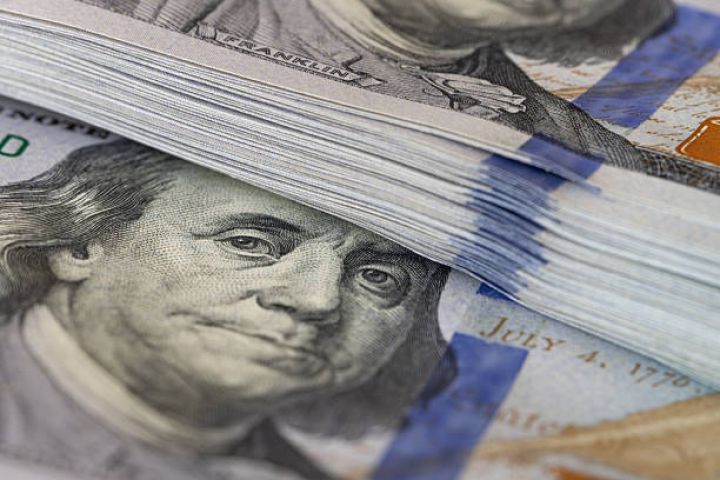 Azərbaycanda dollar bolluğu yaranıb - Mərkəzi Bank avqustda bazardan 1,5 milyard dollar alıb, ehtiyatları tarixi maksimuma yüksəlib