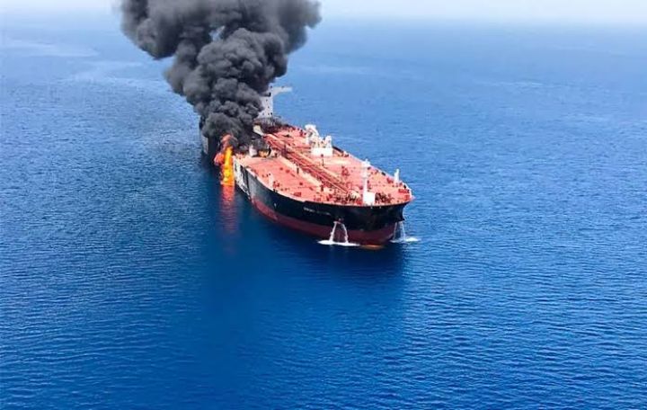“Hörmüzə daxil olan tanker vuruldu — İki dənizçi yaralandı, sığorta riski yenidən yüksəldi”
