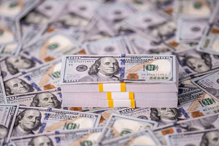 Azərbaycanda dollar bolluğu: Əhali dolları daha çox satır – Alış satışdan 673 milyon dollar çox olun