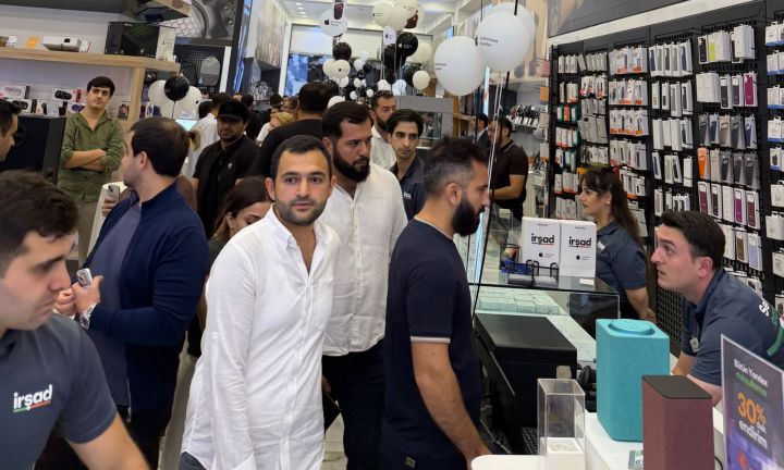 Bakıda iPhone 18 Pro üçün gecə yarısı izdiham – FOTOLAR