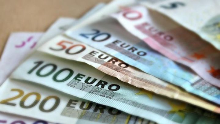Avro dollar qarşısında son 3 ayın minimumuna düşüb